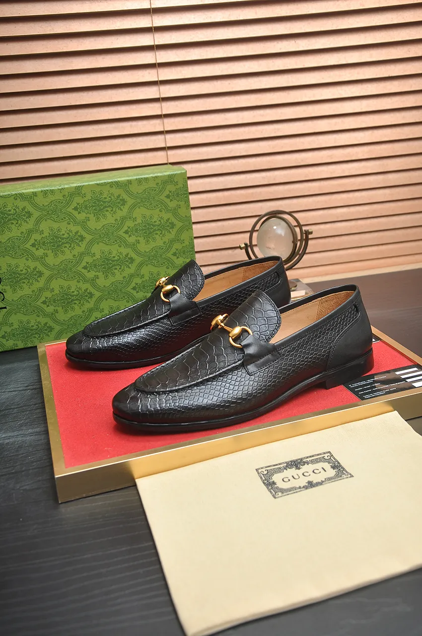 Men's shoes 💰600💶 Brand: GUCCI (Gucci) Standard size: Men's size 38/44 (45 can be customized) Grade: Same as the official website Original quality Material: Original cowhide Water-dyed cowhide lining Original rubber outsole Style category: Men's fashionable casual leather shoes Distinguished big-name luxury elements Top luxury Color: Actual picture